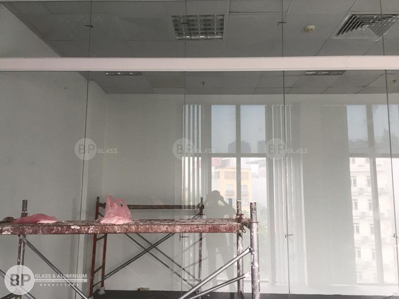 Thi công vách ngăn kính văn phòng tại Trung Yên Plazza